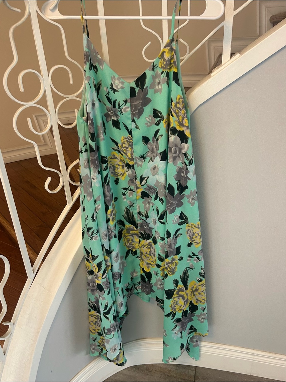 Design Lab Women’s Pastel Mint Floral
Asymmetric Handkerchief Hem Dress Size L - Picture 13 of 15